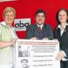 Schweinfurt (sg)   Die Unternehmensgruppe aba, ein erfolgreicher Personaldienstleister, der seinen Focus auf den Fach-und Führungskräftemarkt ausrichtet, ist seit März in Schweinfurt (Hadergasse 6) vertreten. aba Personal in Schweinfurt beschäftigt Facharbeiter, Techniker und Kaufleute aus allen Bereichen. Wie die Firma betont, werden Mitarbeiter generell mit einem unbefristeten Arbeitsvertrag zu fairen Konditionen eingestellt: Übertarifliche Bezahlung, steuerfreies Kilometergeld ab dem ersten Kilometer, sowie eine steuerfreie Auslöse im Tagespendelbereich. Ebenso werden Fort- und Weiterbildungen von der Firma getragen. Für renommierte Kunden im Großraum Schweinfurt sucht aba Facharbeiter und Kaufleute zur Festanstellung. Kontakt unter  (0 97 21) 53 36 90. Im Bild das Team (von links) Vertriebsassistentin Regina Schneider, Personaldisponent Ralf Gehl und Geschäftsstellenleiterin Marianne Howse. Infos im Internet unter www://aba.ag