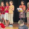 Hochkonzentriert: Die AG Musik der dritten und vierten Klassen bei ihrem Auftritt.