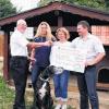 Schwebheim (ul)   Da staunt Maddox, die Deutsche Dogge, nicht schlecht. Für die erste der sieben neuen Unterstellhäuser im Tierheim Schwebheim, hat sich bereits ein Sponsor gefunden. Nach der Erweiterung der Hundezwinger werden jetzt die neuen Hütten für je zwei Hunde dringend gebraucht. 1000 Euro spendete die Fahrschule Ulsenheimer. Jörg Ulsenheimer war schon als Kind gerne im Tierheim und einer der „Gassiführer“. Noch heute ist es ihm und seiner Frau wichtig, das Tierheim zu unterstützen. „Es gibt so viele Spendenaktionen, die Tiere werden dabei ganz oft vergessen“, meint er. Daher entschloss sich das Paar, die Einnahmen von 860 Euro vom Tag der offenen Tür, den die Fahrschule anlässlich ihres 60-jährigen Bestehens feierte, aufzustocken und dem Tierheim zu spenden. Im Bild (von links): Josef Horna, Vorsitzender des Tierschutzvereins, Tierheimleiterin Birgit Forisch, Andrea und Jörg Ulsenheimer.