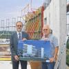 Ingenieur Thomas Petsch und Architekt Edmund Haas auf der Baustelle des neuen Bürogebäudes an der Faulenbergstraße.