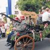 Den Festzug durch das geschmückte Duttenbrunn führte ein Pferdegespann mit der alten Handdruckpumpe aus dem Jahr 1901 an.