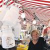 ALTSTADT (mr)   Haushaltswaren, Uhren, Schmuck, Textilien, Geschenk- und Reinigungsartikel – noch bis zum 20. Juli findet der Besucher bei der traditionellen Kiliani-Häfelesmesse auf dem Marktplatz ein buntes Angebot an Waren. Eine Stamm-Ausstellerin ist Kornelia Dorschner (Bild). Sie kommt bereits seit 42 Jahren nach Würzburg, um ihr Sortiment anzubieten. Geöffnet ist die Verkaufsmesse montags bis freitags von 9 bis 19 Uhr, samstags von 9 bis 18 Uhr sowie sonntags von 11 bis 18 Uhr.