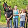 Die elfjährige Jessica Glück holte sich beim ersten Distanzreiten in Frankenwinheim den Siegerpokal. Im Bild von rechts: Jessica Glück, Bettina Finnemann, Herbert Preisach und Claudia Schadel.