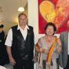 Stetten (th)  „Kunst und Wein bereichern gleichermaßen das Leben und auch unser heute beginnendes Weinfest“, sagte die Stadträtin Silvia Gaul als Schirmherrin der 17. Kunstausstellung zum Stettener Weinfest. Mit Kilian Krebs, Aloisia Hartmeier und Michael Königer geben drei unterschiedliche Künstler bis heute Abend im Pfarrheim Einblicke in ihr kreatives Schaffen. Königer will mit seinen markanten Skulpturen „Gedanken greifbar“ machen. Deshalb sind auch Hände in zahlreichen Variationen Mittelpunkt seiner Arbeiten. Hände, die bedrohen, schützen, geben oder verletzen können. Die Skulpturen lassen den Betrachter nicht unberührt, sie zwingen ihn vielmehr zu einer ganz persönlichen Auseinandersetzung. Senior und Sprecher der drei ist Kilian Krebs, der sich durch detailgetreue, genau beobachtete Landschaftsbilder aus der Region und südlichen Gefilden längst einen Namen gemacht hat. Sehr beliebt sind auch seine feinen, authentischen Kopien großer Meister. Aloisia Hartmeier ist nun zum dritten Mal in Stetten mit dabei. Die Rhein-Hessin ist durch verwandtschaftliche Bande mit dem Werntalort verbunden. Zusätzlich zu ihren erfolgreichen Engel-Allegorien zeigt sie jetzt auch interessante künstlerische Auseinandersetzungen mit Herz, beziehungsweise dem Herzen.