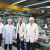 Landrat Thomas Schiebel (Zweiter von rechts) und Bürgermeister Horst Fuhrmann (rechts) wurden von Peter Kerber und Firmengründer Peter Wahl (von links) durch die aktuelle Produktion der Firma in Kreuzwertheim geführt.