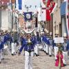 Karlburg (ka)   Der Festzug durch den Ort war am Sonntag der Höhepunkt des zweitägigen Musikfestes des Musikvereins Karlburg zu seinem 35-jährigen Bestehen. Ein besonders prächtiges Bild gaben die Spielmannszüge in ihren bunten Uniformen in der Oberen Straße ab, die sich mit bunten Fahnen und Wimpeln geschmückt, frisch gepflastert und völlig autofrei präsentierte. Angeführt wurde der Festzug vom Musikverein Karlburg selbst, es folgten bei bewölktem Himmel aber trockenem Wetter die Ehrengäste inklusive Schirmherrin Susan Schubert und Bürgermeister Paul Kruck, die Linsenspitzer-Theatergruppe, der Spielmannszug TV Michelbach, der Kleinkaliber-Schützenverein Karlburg, der Musikverein Altbessingen, der Männergesangverein Karlburg, der Spielmanns- und Fanfarenzug Beyharting, der TSV Karlburg, der Moderne Spielmanns- und Fanfarenzug Retzbach, die Musikkapelle Neuendorf, das music- und drumcorps Versbach, der FC Bayern-Fanclub, der Spielmannszug der königlich bayerischen Landwehr Esselbach (im Bild), der Winzerverein Karlburg, der Spielmanns- und Fanfarenzug TV Strötzbach, die Kolpingfamilie, der Spielmanns- und Fanfarenzug Bad Windsheim, die Feuerwehr Karlburg, der Spielmannszug Wernfeld und die Wasserwacht Karlburg. Dass innerhalb des Zuges teils bis zu 70 Meter Abstand gehalten wurde, war dem guten Ton geschuldet. So störten sich die Musikgruppen nicht gegenseitig. Zum Musikfest gehörten außerdem Standkonzerte und der Sternmarsch zur Festeröffnung mit Bieranstich am Samstag sowie ein vom Musikverein Karlburg musikalisch gestalteter Festgottesdienst am Sonntag morgen. Beim Festbetrieb am Abend konnte dank der Musik von „Strings & Voices“ sowie „Swinging Morlocks“ jeweils das Tanzbein geschwungen werden.