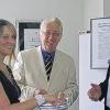 Schweinfurt (–ein)   Mit einem Schachcomputer, gefertigt aus Teilen der eigenen Produktion, hat die im Maintal ansässige ANT-Antriebstechnik GmbH auf der Automatica in München einen echten „Hingucker“ präsentiert. Viele Besucher versuchten sich im Wettstreit mit dem Computer, 26 Mal wurde er Matt gesetzt. Unter den Gewinnern hat ANT einen Zeppelin-Flug über den Bodensee verlost. Geschäftsführer Hans Szczecina (Mitte) und Vertriebsleiter Otto Dohles haben zusammen mit ihrer Mitarbeiterin Ramona Pfister das Siegerlos gezogen, der Gewinner ist ein Kunde aus Regensburg.