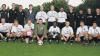 Kitzingen (mkä)   Zum insgesamt zwölften Mal und zum dritten Mal in Folge haben die Kitzinger Bayern die Fußball-Stadtmeisterschaft gewonnen. Im Endspiel besiegte der Bezirksoberliga-Klub den Kreisklassisten SSV Kitzingen mit 4:1. Die Bayern-Treffer erzielten Mario Schmidt (23., 85.), Stefan Schöderlein (59.) und Stefan Güntner (88.). Christopher Soldner hatte für den SSV in der 75. Minute per Foulelfmeter auf 1:2 verkürzt. Besonderes ereignete sich in der ersten Halbzeit: Zunächst schoss der Siedler Marcel Weltner einen Foulmeter neben das Tor (30.). Fünf Minuten später traf Bayerns Thorsten Götzelmann mit seinem Strafstoß die Latten-Unterkante. Der SSV Kitzingen stellte mit Christopher Soldner den besten Torschützen: Er traf sechsmal. In den Halbfinalspielen hatten sich die Bayern mit 3:1 gegen den SV Sickershausen durchgesetzt, die Siedler mit 7:1 gegen Rot-Weiß/Franken Kitzingen. Die Partie um den dritten Platz gewann Rot-Weiß/Franken gegen Sickershausen mit 5:4. Zum Titel gratulierten den Kitzinger Bayern Michael Huckle vom Stadtverband für Leibesübungen (auf dem Foto hinten links) sowie Oberbürgermeister Siegfried Müller (hinten rechts). Die Mannschaft der Bayern bestand aus (hinten von links) Sportleiter Martin Deublein, Stefan Dörr, Stefan Schöderlein, Christian Volkamer, Mathias Wendel, Andreas Schmitt, Özkan Sarioglan, Marcus Orth, Tolga Arayici, Markus Baußenwein, Trainer Thomas Latteier; (vorne von links) Matthias Brunsch, Mario Schmidt, Stefan Güntner, Christian Hesse, Soumah Aboubacar, Lukas Golombek, Thorsten Götzelmann, Tim Reiner.