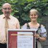 Die Stettener Weinprinzessin Stephanie Jäger und Andreas Winkler, der Vorsitzende des Winzervereins St. Urban, sind stolz auf die besondere Empfehlung für ihr Weinfest am Wochenende.