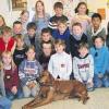 LANDKREIS WÜRZBURG (uso)  Heike Faßl und Jürgen Fuhrmann, die Initiatoren des Projektes „Kind und Hund“, gehen mit Hundebesitzern und deren Vierbeinern in Schulen, um Kindern das richtige Verhalten gegenüber Hunden beizubringen. Ein Hund steigere die soziale Kompetenz von Kindern, sei oft „der beste und verschwiegenste Freund“ und erziehe zu Verantwortungsbewusstsein, sagt Faßl. Leider werde die Beziehung immer wieder durch Zwischenfälle getrübt. Wenn es zu Unfällen kommt, sei nicht immer die Schuld beim Hund zu suchen – oft habe sich auch das Kind falsch verhalten. „Schreien, herum zappeln, wegrennen oder einfach so anfassen sind die häufigsten Fehler, die Kinder machen.“ Um Ängste bei den Kindern abzubauen, Respekt für den Hund einzufordern sowie den richtigen Umgang mit den Tieren zu üben, haben Faßl, eine Tierheilpraktikerin und Verhaltenstherapeutin für Hund, und Fuhrmann, Diensthundeführer bei der Polizei und vereidigter Sachverständiger für das Hundewesen, zwölf Teams gebildet, die in Grundschulen aktiv sind. Das Projekt richtet sich an Schüler der dritten und vierten Klasse. Jeder Hund, der in einer Schule für das Projekt eingesetzt wird, wurde einem strengen Wesenstest und Gesundheitscheck unterzogen. Am Ende der Stunde erhält jedes Kind ein Büchlein mit den wichtigsten Verhaltensregeln. Der Unterricht kann telefonisch angefordert werden bei Heike Faßl unter  (0 93 37) 9 89 84 64, bei Jürgen Fuhrmann unter  (0 93 21) 38 82 31, oder per E-Mail: heike-fassl@t-online.de oder mail@web-fuhrmann.de.