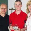 Gemünden (ani)   300 Euro für die Klassenkasse, eine Fahrt nach München mit Besichtigung der Allianz-Arena und die Aufführung des Theaterstücks „Klamms Krieg“ in ihrem Klassenzimmer – das alles hat der Grundkurs Deutsch des Friedrich-List-Gymnasiums Gemünden beim KLASSE!–Schreibwettbewerb der Mediengruppe Main-Post und E.ON Bayern gewonnen. Die Zwölftklässler hatten mit ihrem Lehrer Michael Stolz in Meiningen eine Aufführung von Goethes Faust besucht und darüber eine Rezension geschrieben. Die war so gut, dass sie sogar in der Main-Post erschien und der Klasse den ersten Preis beim KLASSE!-Schreibwettbewerb einbrachte. Jahrgangssprecher Adrian Höfling nahm das Geld für die Klassenkasse von Peter Krones, leitender Redakteur bei der Mediengruppe Main-Post, und Ester Knemeyer, Pressesprecherin von E.ON Bayern, entgegen.