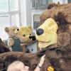 Ekkehard Häring steht in Giengen (Kreis Heidenheim) bei der Firma Steiff vor großen Bären aus Plüsch. Der traditionsreiche Stofftier-Hersteller Steiff holt seine vor vier Jahren teilweise nach China verlegte Produktion zurück an den Stammsitz nach Giengen. DPA
