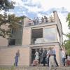 Rund 50 Interessierte ließen sich bei den „Architektouren“ durch ein neues, modernes Privathaus in der König-Heinrich-Straße führen.