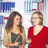 Würzburg (cmw)   Gemeinsam mit weiteren Mitgliedern einer Projektgruppe haben diese beiden Studierenden des Studiengangs Pflege- und Gesundheitsmanagement an der Fachhochschule eine integrierte Teilbibliothek ins Leben gerufen. Die Finanzierung der Bücherei sowie die Bezahlung der studentischen Hilfskräfte, die in Eigenregie die Bibliothek verwalten, sind ausschließlich aus Studienbeiträgen realisiert worden. Sie tragen dazu bei, die Studienbedingungen zu verbessern und zu erweitern. In der Teilbibliothek stehen den Studierenden in einem Still-Arbeitsraum über einen Bibliothekskatalog eine breite Auswahl an aktuellen Büchern und Zeitschriften zum Ausleihen sowie als Präsenzwerke zur Verfügung. Zudem wurde ein EDV-Arbeitsplatz bereitgestellt. Bibliotheksleiter Roland Greubel begrüßte das Engagement der Studierenden und hofft, dass das Pilotprojekt an weiteren Standorten der FH Nachahmung findet. Professor Dr. Sven Warnke bedankte sich bei der Studierendengruppe, die die Idee zügig und qualitativ hochwertig realisiert habe.
