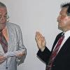 Hubert Schuster (links) nahm dem neuen Bürgermeister Georg Ondrasch (rechts) den Amtseid ab.