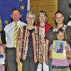Preisträgerin Lina Rüb mit ihrer Mutter Katja Rüb, Bezirkspräsident von Unterfranken Erwin Dotzel, Schulleiterin Gerda Hubrich, MdE Anja Weisgerber, Celine Arnold mit ihrer Mutter Tanja Schwarz und Regierungspräsident Paul Beinhofer.