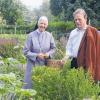 Der Leiter Forschergruppe Klostermedizin Johannes G. Mayer mit Schwester Leandra im Klostergarten der Franziskanerinnen von Oberzell bei Würzburg.