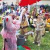 Gelchsheim (hag) Als Indianer groß in Form zeigten die Kleinen bei dem Fest im Gelchsheimer Kindergarten. Mit Hilfestellung der Betreuerinnen Nadine Pfeuffer, Angelika Zobel und Kerstin Menth und ansteckender Begeisterung entführten die bunt kostümierten Mädchen und Buben die Zuschauer in die Welt der Indianer. Zu der Unterhaltung beim Kindergartenfest trugen die Spielstraße und das Schminken ebenso für die kleinen Besucher bei wie für die Großen die Tombola in der rund 800 Preise auf die glücklichen Gewinner warteten. Das Bild zeigt die Indianer, die beim Kindergartenfest in Gelchsheim unterwegs waren.