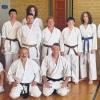 Rieneck (mk)   Am vergangenen Samstag fand in Rieneck ein Lehrgang in der Stilrichtung „Shotokan-Karate“ statt. Der Lehrgangsleiter Helmut Cornielje, 4. DAN (vierter Schwarzgurt) leitete das Training und gab sein Fachwissen an die Karatekas weiter. In der Unterstufe (9. bis 6. Kyu) wurde die Kata Heian Yondan in ihre Bedeutung regelrecht zerlegt. Sie bestand aus verschiedenen Angriffs- und Verteidigungstechniken. Die Kata konnte jeder der Teilnehmer nach zwei Trainingseinheiten mit je eineinhalb Stunden ordnungsgemäß wiedergeben. Dies war nur durch die guten Erläuterungen des Lehrgangsleiters möglich. In der Oberstufe (5. Kyu bis DAN) wurde die Kata mit dem Namen Chinte ebenfalls erfolgreich vermittelt. Nach Abschluss der Trainingseinheiten wurden noch etwa 20 Minuten Qui-Gong-Atemübungen praktiziert. Neben Teilnehmern aus Rieneck waren auch Sportler aus Langenprozelten, Versbach und Neuendettelsau mit von der Partie. Das Foto zeigt die Oberstufe nach ihrer letzten Trainingseinheit mit ihrem Trainer und Organisator des Lehrgangs, Michael Baldeau (rechts vorne), und Helmut Cornielje, dem Lehrgangsleiter aus Hammelburg (links daneben).