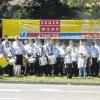 Ravensburg/Weingarten (SPZ)   Der Kreisspielmannszug des Main-Tauber-Kreises (Foto: SPZ) hat beim Landesfeuerwehrtag in Ravensburg/Weingarten aufgespielt. Er setzt sich zusammen aus den Spielmannszügen der Freiwilligen Feuerwehren Markelsheim, Tauberbischofsheim und Wertheim. Die Musiker zeigten ihr Können bei Platzkonzerten und nahmen am großen Festumzug teil. Ihre Auftritte stießen durchweg auf positive Resonanz. Sie besuchten Fachausstellungen des Feuerwehrverbandes und von Feuerwehrausrüstern, lauschten anderen baden-württembergischen Spielmannszügen und pflegten Kontakte. Im Rahmen des Landesfeuerwehrtages trat die Trommlergruppe des Spielmannszuges Tauberbischofsheim (René Hofmann, gleichzeitig auch musikalischer Leiter, Raphael Köhler, Thomas Schlegelmilch und Christoph Baumann ) zu einem Wertungsspiel an. Da zählen neben dem musikalischen Können Haltung, Ein- und Ausmarsch und Erscheinung. Die Gruppe belegte den 1. Platz in ihrer Wertungsgruppe und wurde zudem mit Prädikat „ausgezeichnet“ geehrt. Die Trommler gewannen damit einen Wanderpokal, den sie beim nächsten Landesfeuerwehrtag verteidigen wollen.