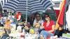 Poppenlauer (cor)   Schon morgens um acht Uhr brannte am Sonntag die Sonne beim Flohmarkt am Festplatz in Poppenlauer. Viele Verkäufer suchten deshalb bereits in den frühen Morgenstunden Schutz unterm Sonnenschirm. So auch die beiden Damen, die mit Prosecco aus der Dose auf einen guten Verkauf anstießen. Noch nie waren so viele Händler nach Poppenlauer gekommen wie in diesem Jahr. Der zur Verfügung gestellte Platz reichte nicht aus und die Verkäufer mussten auf ungemähte Wiesen ausweichen.