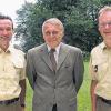 Unterfrankens Polizeipräsident Helmut Koch (Mitte) hat den bisherigen Dienststellenleiter der Verkehrspolizeiinspektion Biebelried, Polizeioberrat (POR) Martin Wilhelm (links), verabschiedet. Als Nachfolger führte Koch POR Detlev Tolle in sein neues Amt ein.
