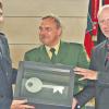 Schlüsselübergabe bei der Bundespolizei: Baudirektor Gerald Neller (rechts) gab die Schlüsselhoheit zurück an den Präsidenten der Bundespolizeiakademie, Bernd Brämer (Mitte) und an den Leiter des Aus- und Fortbildungszentrums, Polizeidirektor Thomas Lehmann.