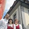 Die Fahne vom Deutschen Wandertag flattert vor dem Hotel Schwan & Post. Darunter (von links): Hotelchef Manfred Griebel, Küchenchef Stephan Miller, Maike Neugebauer und Daniela Kleinhenz.