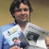 Medizinstudent Oskar Kuhnert informiert sich in den Studentenzeitungen „Sprachrohr“ und „Max & Julius“ über die Hochschulwahl, bevor er seine Stimmen abgibt.