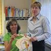 Die Ochsenfurter Bibliotheksleiterin Barbara Süsskind ist froh, dass sich Kinderärztin Anna Bürcky am Projekt „Lesestart“ beteiligt und in ihrer Praxis die Lesestarttasche austeilt, um so bereits die kleinen Kinder zu fördern.