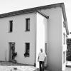 Rainer Walter-Helk vor der Nord-Seite seines Passivhauses. In dem Familienhaus herrschen angenehme Temperaturen – ob im Sommer oder im Winter. Und das ganz ohne Heiz- oder Klimatisierungssystem.