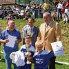 Die Kapitäne der Mellrichstädter Grundschulmannschaft, Tim Breier und David Rosan, nahmen beim Fußballturnier im thüringischen Berkach freudestrahlend den Pokal in Empfang. Gratulanten waren unter anderem Berkachs Bürgermeister Ingo Hein, die Turnierleiter sowie Markus Wintersteiner, Juniorenbeauftragter für die thüringische Rhön, und Rainer Lochmüller, Juniorenleiter im Landkreis Rhön-Grabfeld.