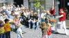Beim Gassenfest der Caritas zeigten unter anderem die Bandan Sambistas, was sie können. Im Bild Frontman Benjamin Balling, der versucht, das jugendliche Publikum zum Mitmachen zu bewegen.