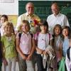 Hafenlohr (ried)   Um sich von ihm zu verabschieden, hatten die Kinder der Grundschule Hafenlohr den ausgeschiedenen Bürgermeister Alfred Ritter in die Grundschule eingeladen. Die Schüler der dritten Klasse sangen, begleitet von Rektor Georg Ludwig Hegel am Akkordeon, zu Ritters Ehren die Lieder „Auf du junger Wandersmann“ und „Wohlauf in Gottes schöne Welt“ und überreichten ihm bunte, selbst gebastelte Blumen. Ritter dankte den Kindern für die Einladung und sagte, dass sie ihm eine große Freude bereitet hätten. Er ermahnte sie, weiterhin fleißig zu lernen. Auch er besuche noch Fortbildungen und Seminare. Rektor Hegel dankte Ritter für die gute Zusammenarbeit. Konrektorin Sybille Schulze übergab einen Blumenstrauß für seine Gattin Gerda.