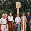 Freuen sich über die gelungene Renovierung der Wiesenmarter von 1690 bei Geldersheim: Berthold Schneider, Seniorchef der Firma Klaus Schneider, Erna Treutlein und Karl Schemmel vom Verein für Gartenbau und Landespflege, Bürgermeisterin Ruth Hanna Gube, Pfarrer Richard Baunach und Gemeindearchivar Alfred Popp.