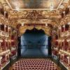 Das sanierte Cuvilliés Theater in der Münchner Residenz erstrahlt in neuem Glanz. Insgesamt 24,5 Millionen Euro kostete die Erneuerung von Grund auf. Die Bühnentechnik ist jetzt auf der Höhe der Zeit.