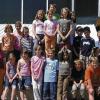 Untersteinbach Die Klasse 3 a der Volksschule Rauhenebrach mit Lehrerin Christine Heger besuchte den Steinmetzbetrieb Georg Stark in Untersteinbach. Den Kinder wurden zunächst die verschiedenen Steinsorten und Maschinen erklärt. Als besonderes Erlebnis konnten die Schülerinnen und Schüler ihren Anfangsbuchstaben in ein Stück Sandstein klopfen, wobei sie von Steinmetzmeister Georg Stark unterstützt wurden. Die Sandsteintafeln durften die Kinder als Erinnerung mit nach Hause nehmen. Im Bild die Schüler und -innen der Klasse 3 a mit Lehrerin Christine Heger (2. v. l.), Daniela Stark (ganz links), Steinmetzmeister Georg Stark (2. von rechts) und Steinmetz Helmut Römer (rechts).