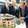 Die abgespeckte Version der Wohnanlage am Nikolausberg zeigen hier am Modell Wolfgang Bergauer und Ludwig Behrendt von der Sparkasse Mainfranken gemeinsam mit Architekt Ruthhard Vogel.