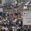 Sindelfingen   Metallarbeiter protestierten am Freitag vor Tor 7 des Daimler-Werks in Sindelfingen. Mehr als 10 000 Beschäftigte des Automobilherstellers haben für eine neue Altersteilzeit demonstriert. Mit Trillerpfeifen und Transparenten forderten sie ein besseres Angebot der Arbeitgeber, die an diesem Montag mit der IG Metall in Böblingen in die vierte Verhandlungsrunde gehen.