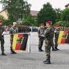 Sichtlich bewegt vollzogen die beiden Kommandeure Schäfer und Meckelholt (von links) den letzten Akt. Mit dem Einrollen der Truppenfahnen, das offizielle Lebenszeichen eines Verbandes, sind die beiden Truppenteile formal aufgelöst. Die Fahnen werden der Artillerieschule zur Traditionspflege übergeben.