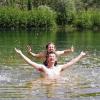Ungetrübter Wasserspaß im Erlabrunner Badesee. Wie schon im vergangenen Sommer, als unser Bild entstand, ist die Qualität des Wassers an beiden Seen gut.