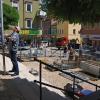 Die Stadt rüstet sich fürs Fest. Während am Marktplatz die Bühne aufgebaut wird, ist die Baufirma noch mit den Pflasterarbeiten in den Gassen beschäftigt.