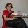 Regine Leisner las anlässlich des 50-jährigen Bestehens der Stadtbibliothek Karlstadt aus ihrem Steinzeitroman „Die Rabenfrau“. Sie entführte das Publikum in die Zeit der Jäger und Sammler vor 11500 Jahren.