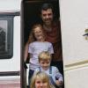 Familie Heinz mit (von unten) Inga (2), Erik (5) und Ylva (9) vor ihrem Wohnmobil.