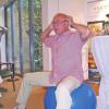 Physiotherapeut Rolf Kohlhepp zeigt beim ersten Talk des Regena-Ressorts Übungen auf dem Sitzball, die jeder zu Hause nachmachen kann.