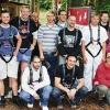 Gramschatzer Wald (rs) Schnell klettern hieß es bei der Indiana Jones Challenge des Cineworld-Kinos und von Radio Gong im Kletterwald Einsiedel. 13 Indy-Fans hatten sich qualifiziert. Im Kletterwald mussten sie im Finale möglichst schnell einen 20 Meter hohen Baum erklimmen. Eric Müller aus Lohr schaffte dies in nur 29 Sekunden. Der 20-Jährige gewann damit eine Rundreise nach Ägypten für zwei Personen. Zum Bild: Eric Müller (Dritter von links stehend) gewann eine Ägyptenreise. Kletterwald-Leiter Peter Langer (rechts) sowie Matze Bielek von Radio Gong und Ulli Heinlein vom Cineworld (rechts knieend) feuerten die Teilnehmer kräftig an.