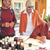 Allround-Künstlerin, Designerin und Sachbuch-Autorin Ute Patel-Mißfeld zeigte zum Auftakt der Sommerhäuser Kunsttage, wie man in minutenschnelle aquarellartige Blumenbilder auf feine Seide bannt.