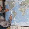 Der Mainberger Peter Förster studiert die Weltkarte: Am 6. Juni geht die Tour „In 80 Tagen um die Welt“ los.