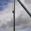 Mit einem Kran rückten die Einwohner des kleinen Schondraer Ortsteils Singenrain an und stellten „ihrem“ dritten Bürgermeister Jürgen Metz eine 30-Meter-Fichte vors Haus.