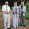 Otto Evers, Leiter der hessischen Biosphärenreservatsverwaltung, Rhönklub-Präsidentin Regina Rinke und der Salzschlirfer Bürgermeister Armin Faber (rechts) durchschnitten das Band zur „Tour der Natur“.